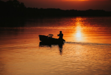 night-kayaking-adventures:-lighting-up-the-lake-with-lanterns